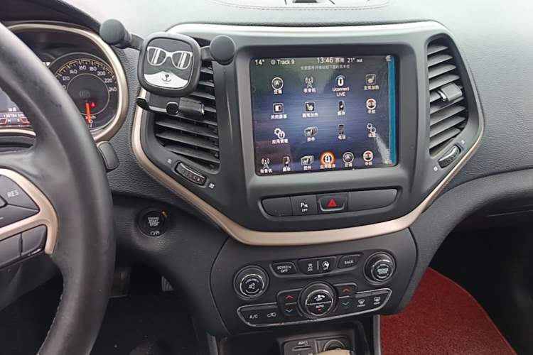 Used Jeep Cherokee 2016 2.4L Leading Smart Version Audio And AC Panel