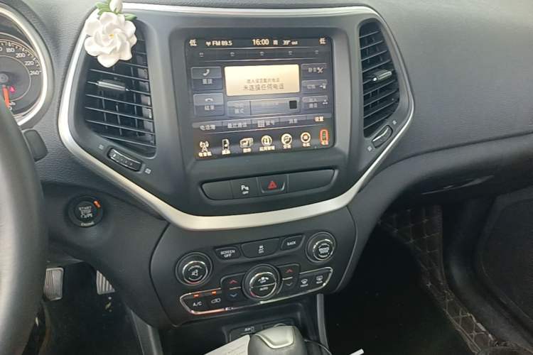 Used Jeep Cherokee 2016 2.0L Superior Edition Audio And AC Panel