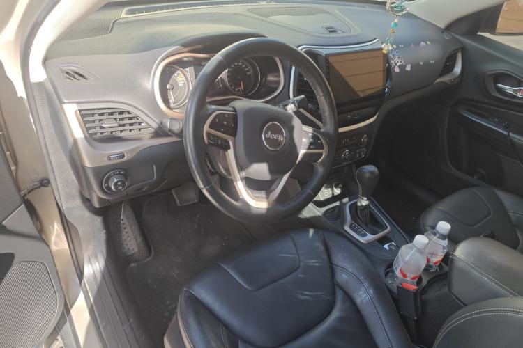 Used Jeep Cherokee 2016 2.4L Leading Edition Center Console