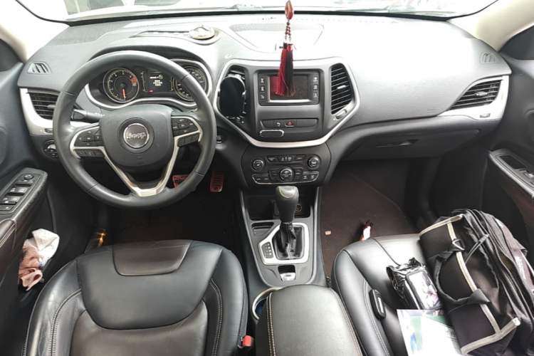 Used Jeep Cherokee 2016 2.4L Leading Edition Center Console