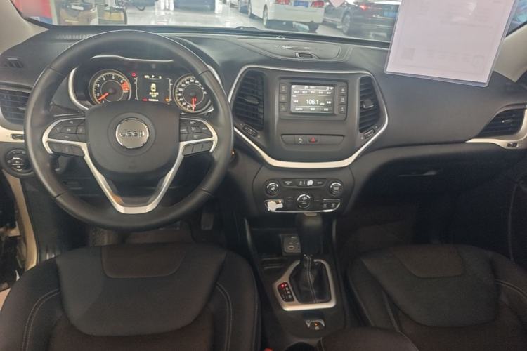 Used Jeep Cherokee 2016 2.4L Leading Edition Center Console