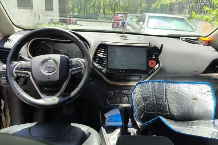 Used Jeep Cherokee 2016 2.4L Leading Edition Center Console