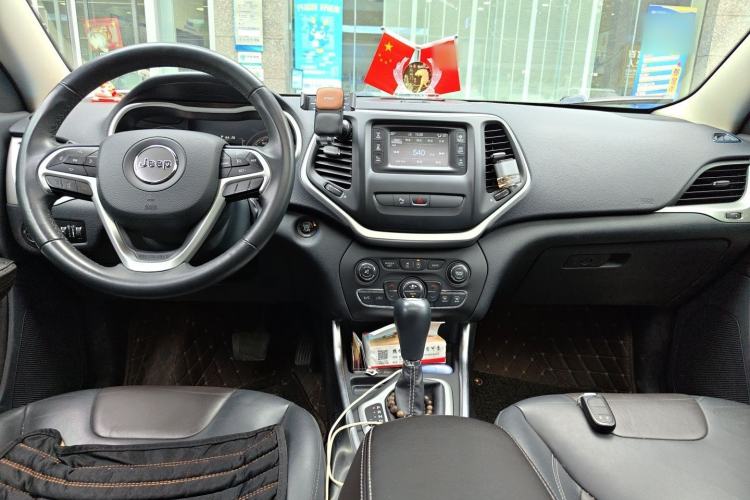 Used Jeep Cherokee 2016 2.4L Leading Edition Center Console