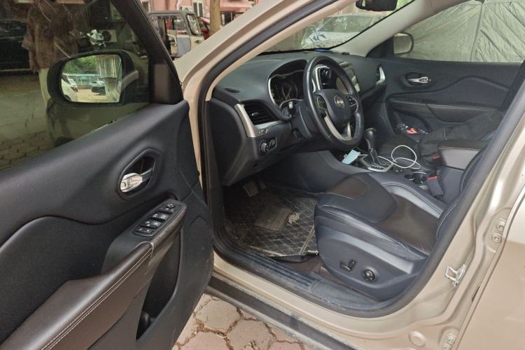 Used Jeep Cherokee 2016 2.4L Leading Edition Driver Seat