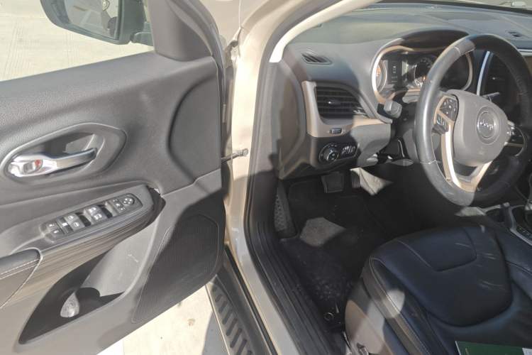 Used Jeep Cherokee 2016 2.4L Leading Edition Driver Seat