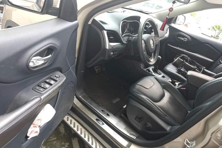 Used Jeep Cherokee 2016 2.4L Leading Edition Driver Seat