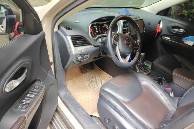 Used Jeep Cherokee 2016 2.4L Professional Edition Driver Seat