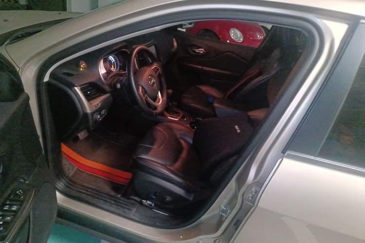 Used Jeep Cherokee 2016 2.0L Superior Edition Driver Seat