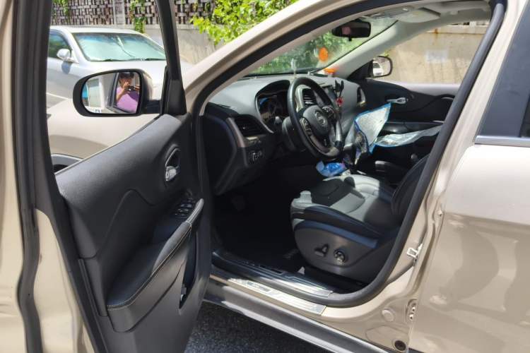 Used Jeep Cherokee 2016 2.4L Leading Edition Driver Seat