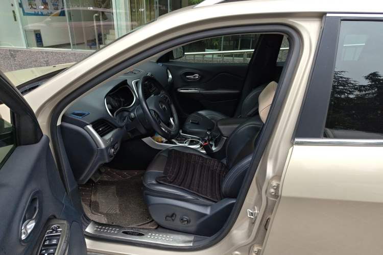 Used Jeep Cherokee 2016 2.4L Leading Edition Driver Seat