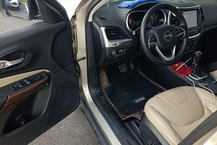 Used Jeep Cherokee 2016 2.0L Superior Edition Driver Seat