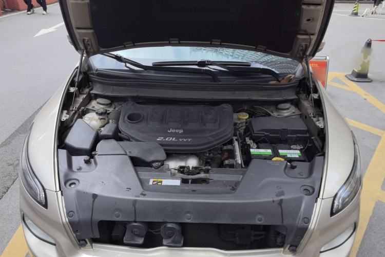 Used Jeep Cherokee 2016 2.0L Superior Edition Engine Bay