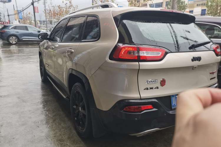 Used Jeep Cherokee 2016 2.4L Superior Edition Exterior 2