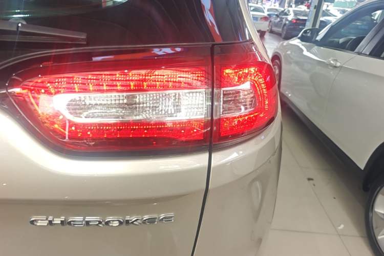 Used Jeep Cherokee 2016 2.4L Leading Edition Exterior 3
