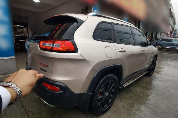Used Jeep Cherokee 2016 2.4L Superior Edition Exterior 4