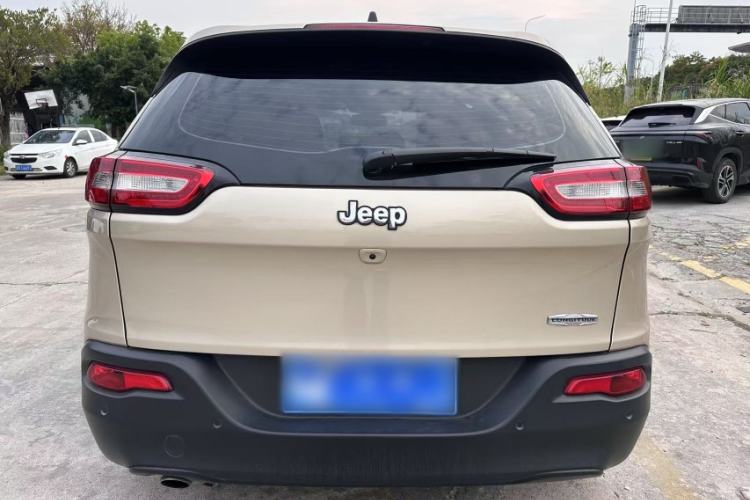 Used Jeep Cherokee 2016 2.0L Superior Edition Exterior 8