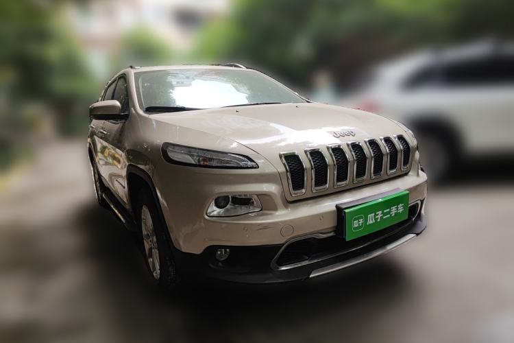 Used Jeep Cherokee 2016 2.4L Professional Edition Front Right 45 Deg
