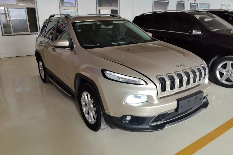 Used Jeep Cherokee 2016 2.4L Professional Smart Version Front Right 45 Deg