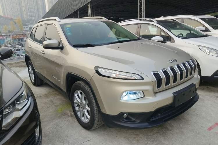 Used Jeep Cherokee 2016 2.4L Leading Edition Front Right 45 Deg
