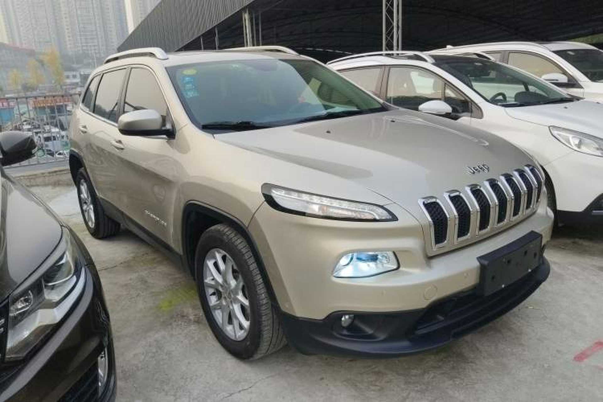 Used Jeep Cherokee 2016 2.4L Leading Edition Front Right 45 Deg
