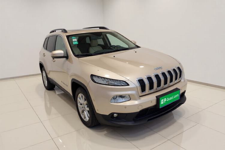 Used Jeep Cherokee 2016 2.0L Superior Edition Front Right 45 Deg