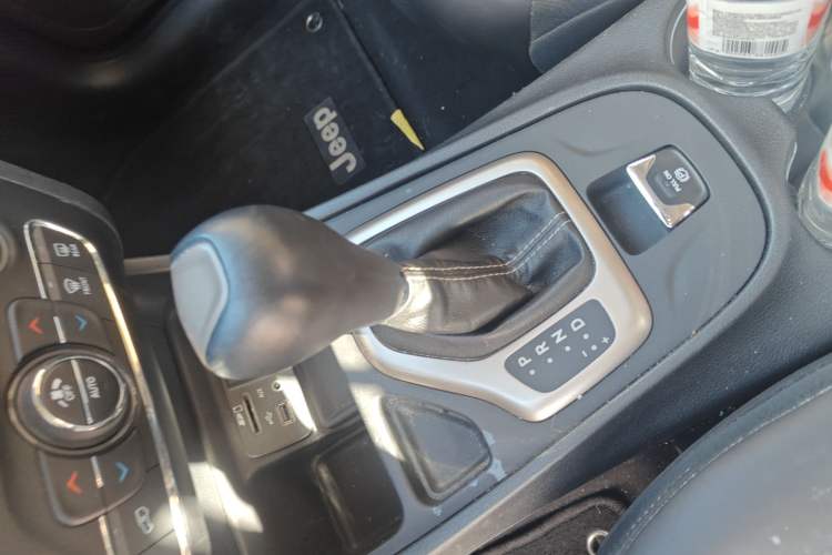 Used Jeep Cherokee 2016 2.4L Leading Edition Gear Lever