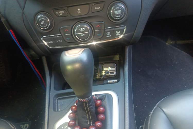 Used Jeep Cherokee 2016 2.0L Superior Edition Gear Lever