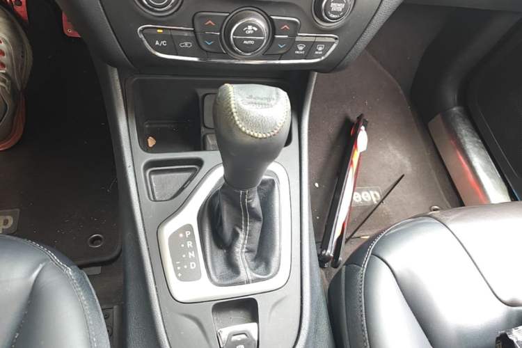 Used Jeep Cherokee 2016 2.4L Leading Edition Gear Lever