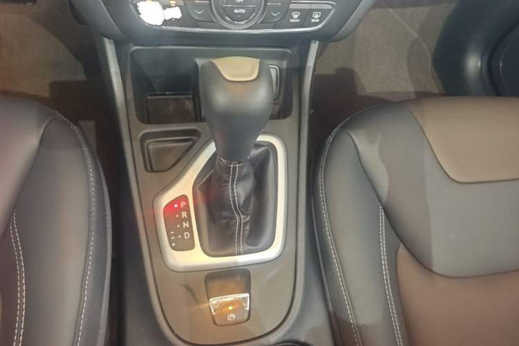 Used Jeep Cherokee 2016 2.4L Leading Edition Gear Lever
