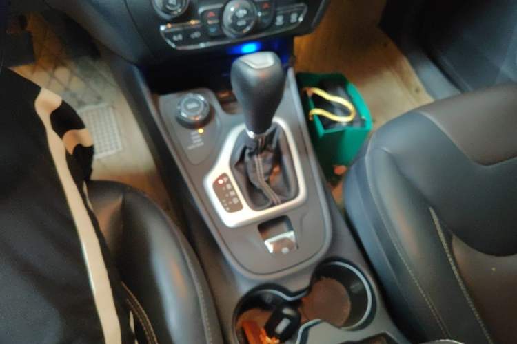 Used Jeep Cherokee 2016 2.4L Professional Edition Gear Lever