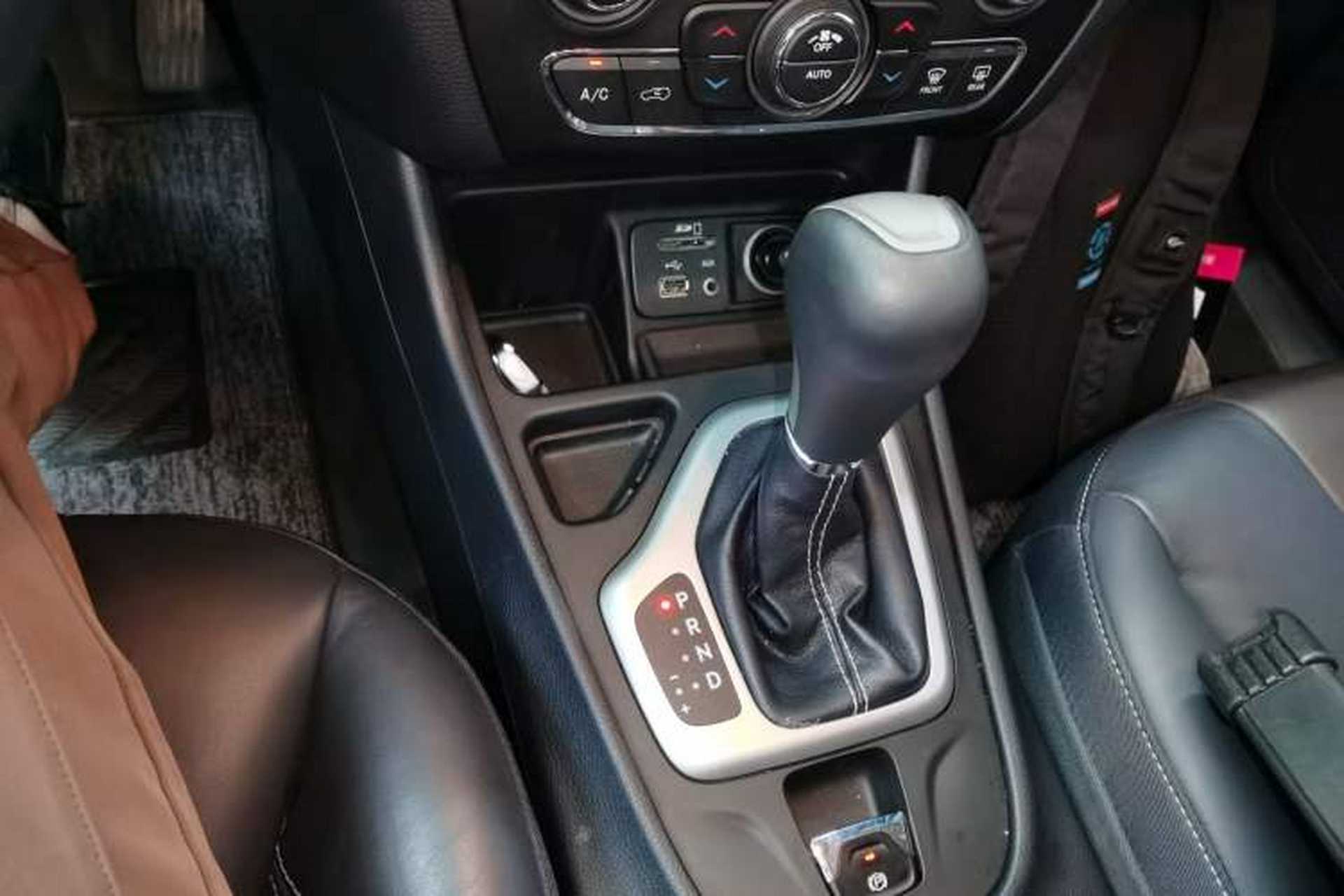 Used Jeep Cherokee 2016 2.4L Leading Edition Gear Lever