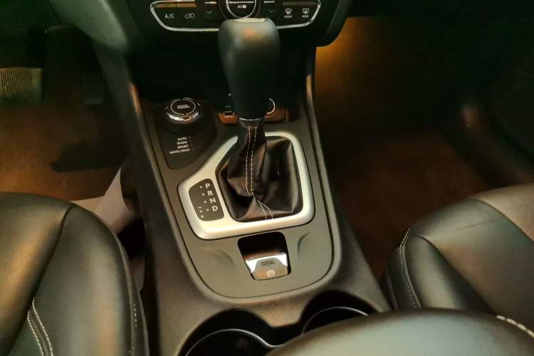 Used Jeep Cherokee 2016 2.4L Professional Smart Version Gear Lever