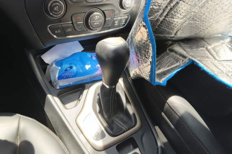 Used Jeep Cherokee 2016 2.4L Leading Edition Gear Lever