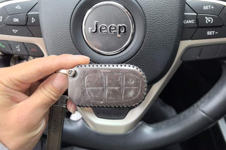 Used Jeep Cherokee 2016 2.0L Superior Edition Interior 1