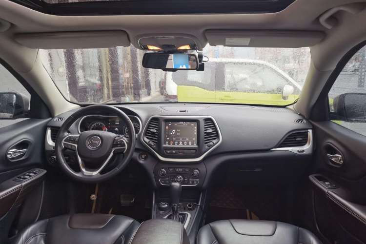 Used Jeep Cherokee 2016 2.4L Superior Edition Interior 1
