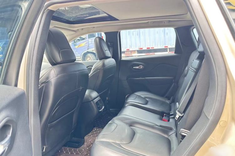 Used Jeep Cherokee 2016 2.0L Superior Edition Interior 2