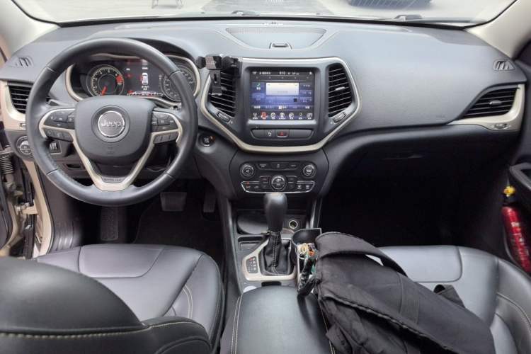 Used Jeep Cherokee 2016 2.0L Superior Edition Interior 2