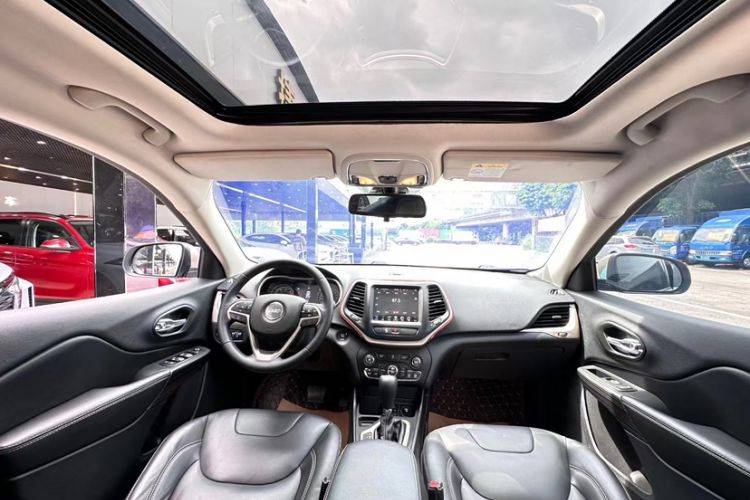 Used Jeep Cherokee 2016 2.0L Superior Edition Interior 3