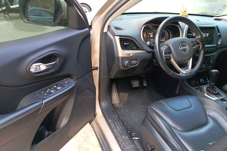 Used Jeep Cherokee 2016 2.0L Superior Edition Interior 3