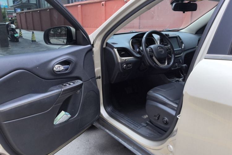 Used Jeep Cherokee 2016 2.0L Superior Edition Interior 3