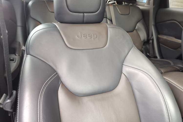 Used Jeep Cherokee 2016 2.4L Superior Edition Interior 3
