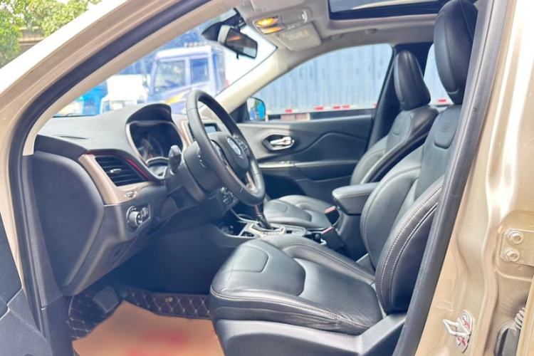 Used Jeep Cherokee 2016 2.0L Superior Edition Interior 4