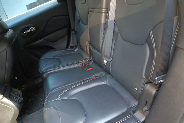 Used Jeep Cherokee 2016 2.0L Superior Edition Interior 4