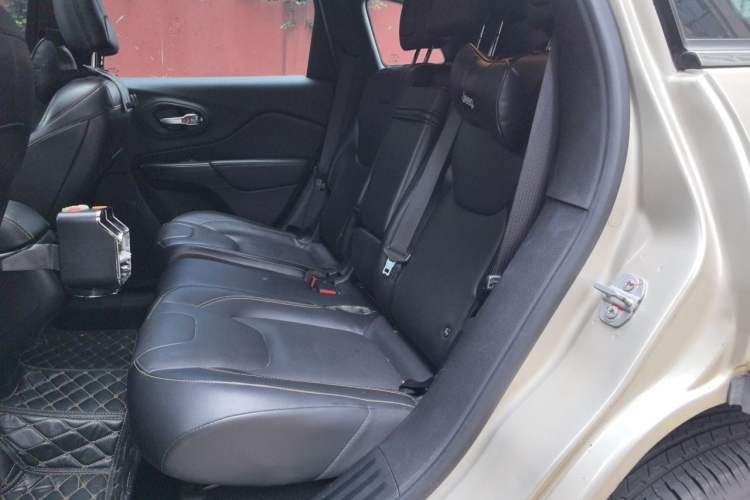 Used Jeep Cherokee 2016 2.0L Superior Edition Interior 4