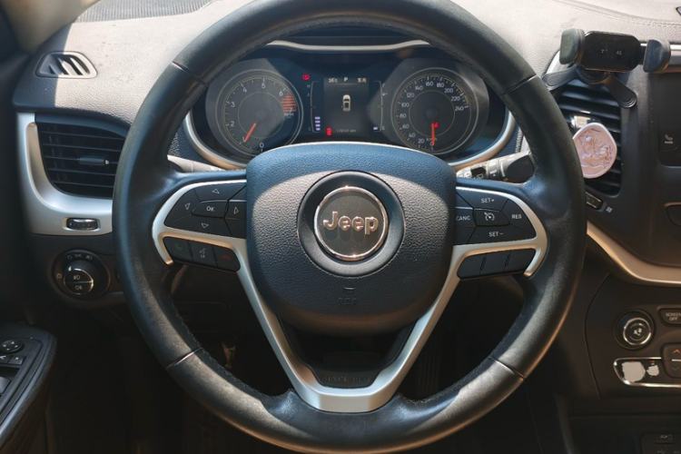Used Jeep Cherokee 2016 2.4L Leading Edition Interior 4