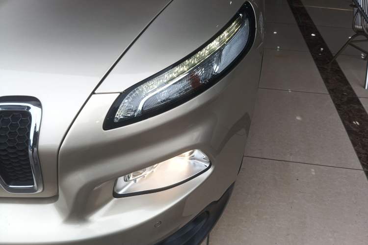 Used Jeep Cherokee 2016 2.0L Superior Edition Left Front Headlight