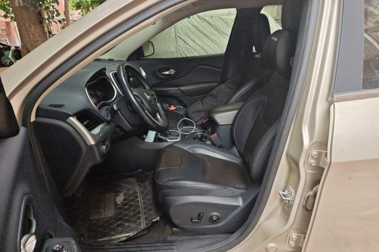 Used Jeep Cherokee 2016 2.4L Leading Edition Left Front Seat