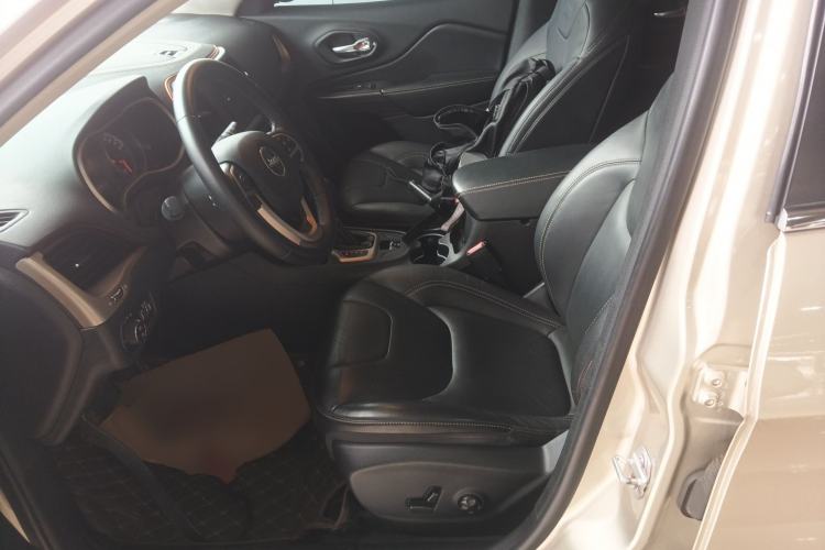 Used Jeep Cherokee 2016 2.0L Superior Edition Left Front Seat