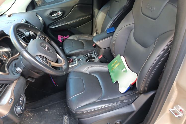 Used Jeep Cherokee 2016 2.0L Superior Edition Left Front Seat