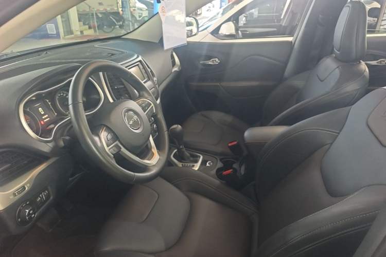 Used Jeep Cherokee 2016 2.4L Leading Edition Left Front Seat